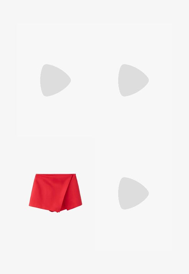 T-shirt en coton rouge à manches courtes, décolleté rond et détails froncés sur les côtés, présentant une texture lisse et un design minimaliste.; Mini-jupe rouge taille haute à effet portefeuille avec un ourlet asymétrique et une fermeture éclair latérale invisible.; Sandale en cuir rouge à talon bas avec fines lanières sur les orteils et une bride de cheville avec boucle, vue de côté sur fond blanc.; Sac à main brillant bordeaux foncé avec une anse fine unique et une forme trapézoïdale élégante sur un fond clair uni.