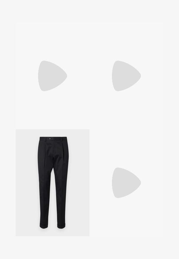 Korte mouwen polo-shirt in licht crème, met een V-hals, textuurstof en een klassieke pasvorm. Geen zichtbare patronen of accenten.; Zwarte broek gemaakt van een gladde stof, met een plooi aan de voorkant, een knopen sluiting en opgerolde manchetten bij de enkels.; Witte leren sneaker met een gladde afwerking, ronde neus, platte veters en een gestructureerde zool. Kenmerkt zich door een subtiel logo op de hiel.; Zwarte leren schoudertas met een gestructureerde afwerking, rechthoekige vorm, ritssluiting en verstelbare schouderband. Kenmerkt zich door een subtiele merklogo aan de voorkant.