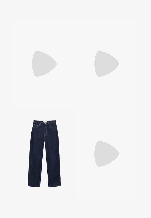 T-shirt à manches longues marine en matériau doux avec un col rond et un design ajusté. Aucuns motifs ni accents visibles.; Jean denim bleu foncé à jambe droite avec poches avant et arrière, fermeture à bouton et coutures visibles.; Botte haute en cuir marron foncé avec un bout pointu et un talon empilé, présentée de côté sur un fond uni.; Ceinture en cuir brun foncé avec une boucle rectangulaire dorée, enroulée et posée à plat sur un fond blanc.