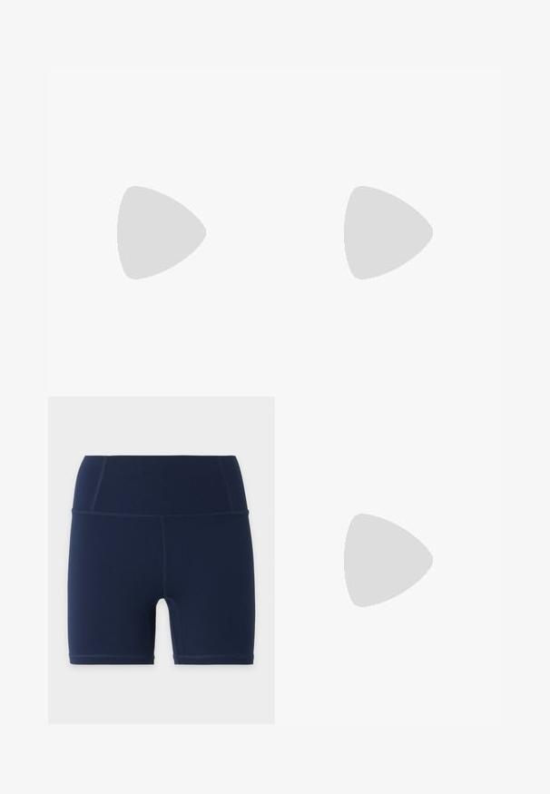 Langærmet atletisk trøje i mørkeblå, med lynlås i halsen, hætte og tommelfingerhuller. Tekstureret stof med et geometrisk mønster. Logo på brystet.; Marineblå højtaljede tætsiddende shorts med flade syninger og længde til midt på låret, vist på en ensartet lys baggrund.; Lys lilla sportsko med en struktureret overdel, snøre-design og en polstret sål, plassert på en betongoverflate nær et fodgængerfelt.; Sorte fingerløse træningshandsker lavet af åndbart stof, med et hvidt Nike-logo, polstrede håndflader og et åbent håndledsdesign for fleksibilitet.