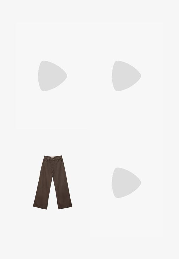 Brauner schulterfreier Body mit quadratischem Ausschnitt, aus weichem Stoff gefertigt. Verfügt über einen Druckknopfverschluss am Boden und eine taillierte Silhouette.; Weite braune Jeanshose mit klassischem Fünf-Taschen-Design, Knopfverschluss und glatter Textur.; Braune Wildleder-Sneaker mit drei weißen Streifen, Gummisohle und Textlabel "Gazelle" in Gold. Schnürdesign mit grauen Schnürsenkeln.; Schwarze Lederhandtasche mit rundem Tragegriff oben, zwei Seitentaschen mit Reißverschlüssen und glatter Oberfläche. Leicht lockeres Design.