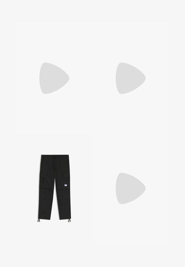 Camisa polo negra de manga larga hecha de algodón, con un cuello rojo y una tapeta de tres botones, y un logo blanco "HUGO" en el pecho.; Pantalones cargo negros con cintura de cordón, bolsillos con solapa en los muslos, puños elásticos con cordones y pequeño parche con logo en la pierna derecha.; Mocasines de cuero negro con un acabado brillante, punta redonda y herrajes decorativos en la parte delantera. Suela de goma de bajo perfil. Textura suave.; Pulsera de cadena de metal plateado con eslabones entrelazados y un cierre rectangular con el logo "CK" grabado. Textura suave en toda su superficie.