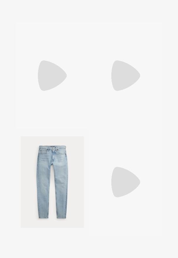 Langarm turtleneck top van zacht, crèmekleurig stof. Heeft een getailleerd ontwerp met een hoge kraag en naadloze mouwranden.; Lichtblauwe slim-fit jeans met voorzakken, riemlussen en knoopsluiting, plat gelegd op een witte achtergrond.; Witte leren open teen muilen met een gebogen bovenkant, voorzien van een gemiddelde houten blokhak en subtiele reliëfdetails op de teen.; Crèmekleurige halfmaanvormige leren handtas met korte band en goudkleurige sluiting met klein gegraveerd logo.