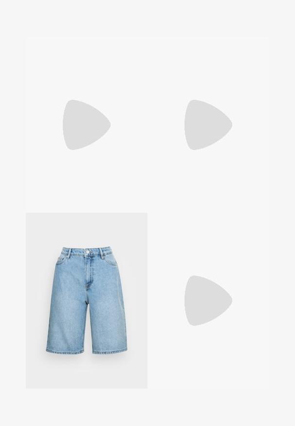 Hvid kortærmet top med en crossover V-udskæring, lavet af et glat stof. Har en tætsiddende silhuet og en ren kant.; Lysblå denimshorts med høj talje, der har en knaplukning, fem lommer og en afslappet pasform, der går til midten af låret.; Hvide lædersandaler med justerbare spænder, lagdelt sort platformssål og orange syning langs kanten.; Brune skildpadde solbriller med en vintage katteøje-form og brune linser. Har buede arme med røde detaljer.