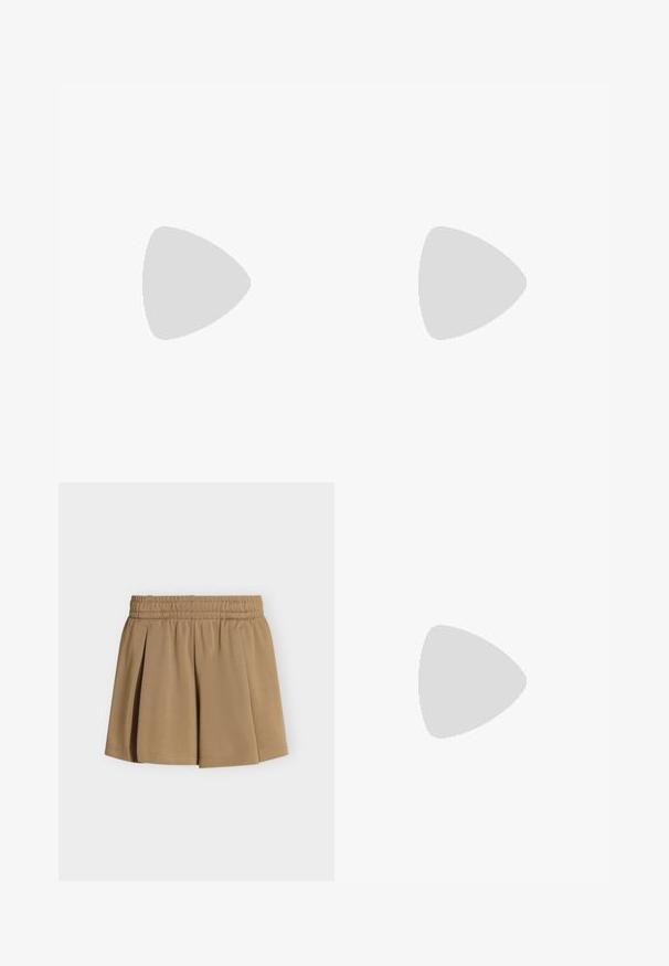 T-shirt court noir avec col rond, bande beige et blanche sur les manches courtes, et petit logo laurier beige sur la poitrine gauche.; Jupe plissée beige avec ceinture élastique, en tissu lisse, présentée sur un fond uni gris clair.; Escarpin noir en cuir à bout pointu avec une bride de cheville et un talon épais. Texture lisse, design élégant et esthétique minimaliste.; Sac à main en cuir noir à la forme courbée, finition texturée, et une seule bandoulière. Dispose d'une fermeture éclair et d'un logo à l'avant.