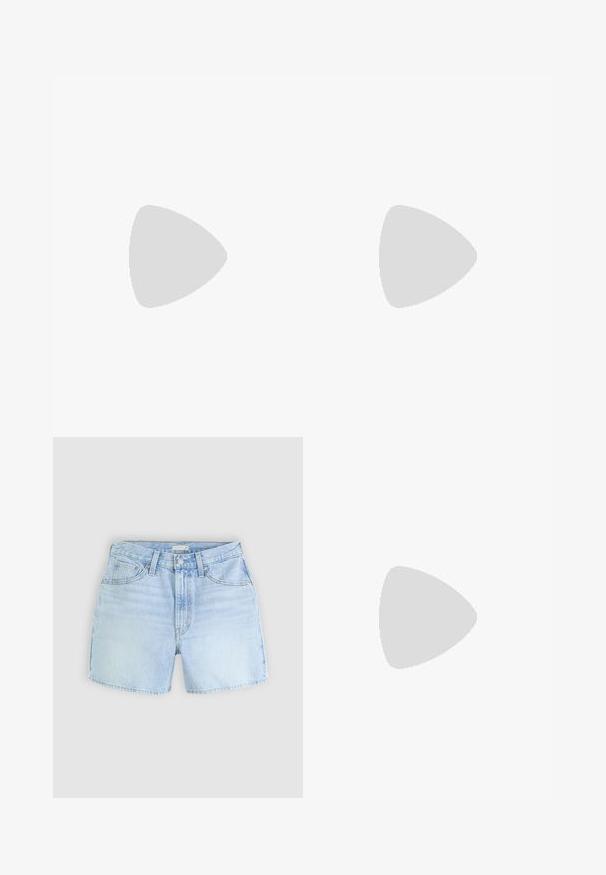 Haut à manches longues, décolleté asymétrique en tissu marron foncé, présentant un design ruisselé et un accent argenté au centre devant.; Shorts en denim bleu clair avec un design à cinq poches, fermeture par bouton et ourlet légèrement effiloché. Le tissu présente une apparence douce et texturée.; Ballerines noires avec une finition mate lisse, un bout arrondi et un nœud décoratif à l'avant. Elles présentent un talon bas et plat.; Sac en cuir vegan bordeaux, brillant, avec une forme douce et sculpturale et une large poignée incurvée pour un transport facile.