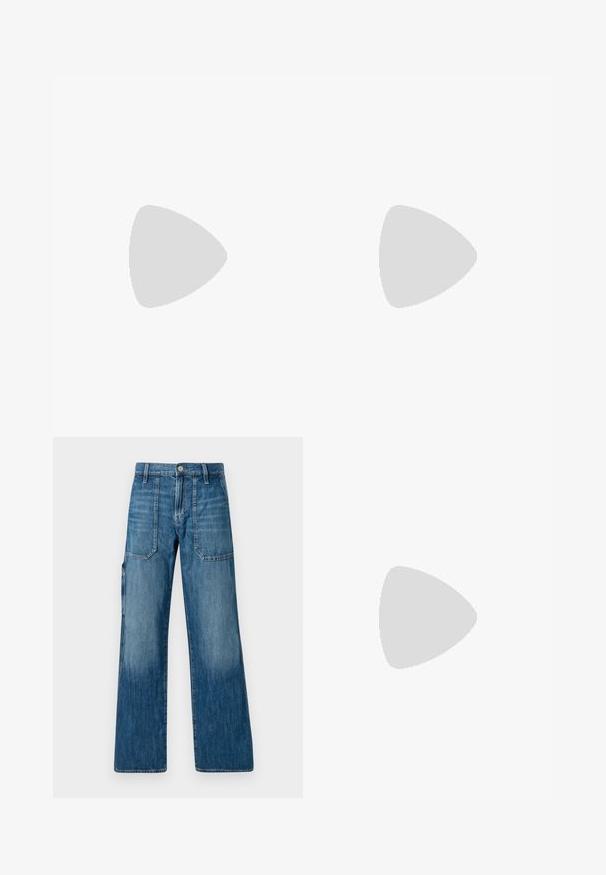 Débardeur noir sans manches avec bordure en dentelle sur les bretelles et un motif de papillon sombre centré sur la poitrine.; Jeans en denim à jambe large en bleu moyen. Dispose d'une taille haute, de poches avant et d'une coupe droite. Présente une texture décolorée et des coutures minimales.; Botte de cheville en cuir noir avec une finition texturée, une tige large, une sangle avec une boucle métallique et un talon épais.; Boucles d'oreilles créoles en or avec pendentifs en forme de cœur. Chaque cœur présente une surface texturée et une pierre précieuse noire centrale sertie de griffes.