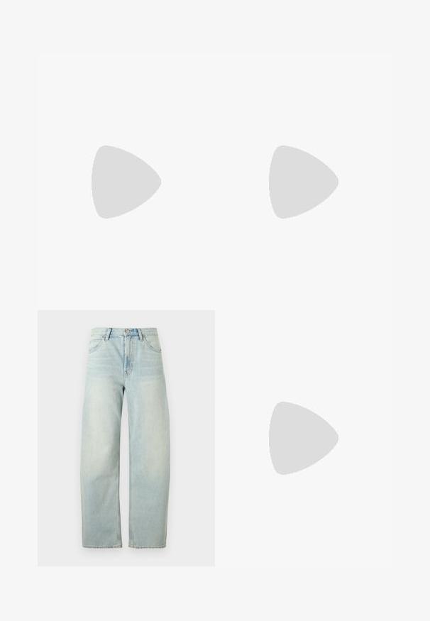 Débardeur blanc côtelé sans manches avec encolure dégagée, présenté à plat sur un fond blanc.; Jean taille haute bleu clair, coupe droite, avec bouton à l'avant et poches, présenté sur un fond blanc uni.; Ballerine à bride arrière en cuir marron à bout pointu avec petit talon noir et boucle dorée sur fond blanc.; Sac à bandoulière rectangulaire marron avec longues sangles et détails de couture minimalistes sur un fond uni.