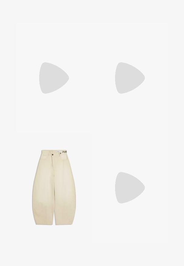Korte mouwen polo shirt, wafelstructuur, crème kleur met zwarte horizontale strepen, drie-knopen sluiting, ribbelkraag en -zoom.; Beige wijde broek met hoge taille, uitgevoerd met knopen en ritssluiting, steekzakken aan de voorkant en riemlussen, plat gelegd op een witte achtergrond.; Zwarte leren penny loafer met gestikte moc-toe, lage hak en glad gepolijste afwerking, zijaanzicht tegen een witte achtergrond.; Ray-Ban zonnebrillen met groene lenzen, zwarte plastic monturen en gouden accenten aan de randen. Vierkante vorm met een matte afwerking.