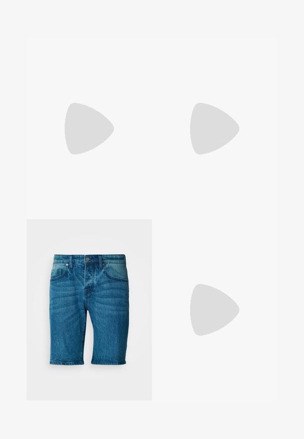 Creme polo shirt med en tre-knap lukning, korte ærmer og marineblå krave- og ærmeaksenter. Blødt bomuldsblandingsstof.; Denim shorts i en medium vask blå. Har en knaplukning, fem lommer, og en subtil falming med en lige benudskæring.; Lys beige loafers med spids tå, glat materiale, en rem over vampen og en lav brun sål. Simpelt design med minimale detaljer.; Brunt læderbælte med spænde i sølvmetal, der har en glat tekstur og et enkelt design. Inkluderer en løkke til justering og fastgørelse.