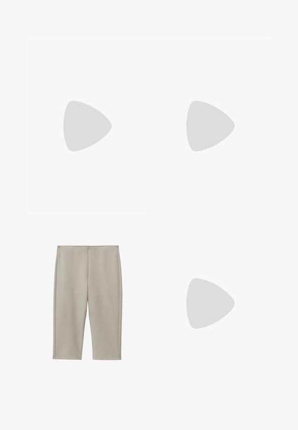 Bruine top met korte mouwen en een zachte, gladde textuur. Heeft een ronde halslijn en subtiele schoudernaaddetails.; Beige knielange, recht gesneden broek van gladde stof met zichtbare zijnaden en een eenvoudige tailleband.; Beige leren instaploafer met textuur, mocassin-achtige stiksels en rubberen zool, zijaanzicht op een witte achtergrond.; Olijfgroene leren tote bag met dubbele straps, een gladde textuur en een ontwerp met vier panelen. Verstevigde stiksels langs de naden voor duurzaamheid.