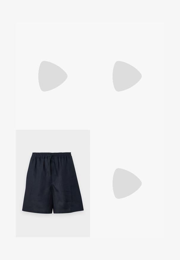 Chemise noire à manches courtes boutonnée avec col cranté, tissu texturé et coupe décontractée.; Shorts bleu marine décontractés avec taille élastique et cordon, tissu léger, longueur genou et coupe droite.; Stuart Weitzman BASTIAN - Sandales tongs - black; Lunettes de soleil rectangulaires noires avec des montures épaisses et des verres foncés reposant sur une surface claire.