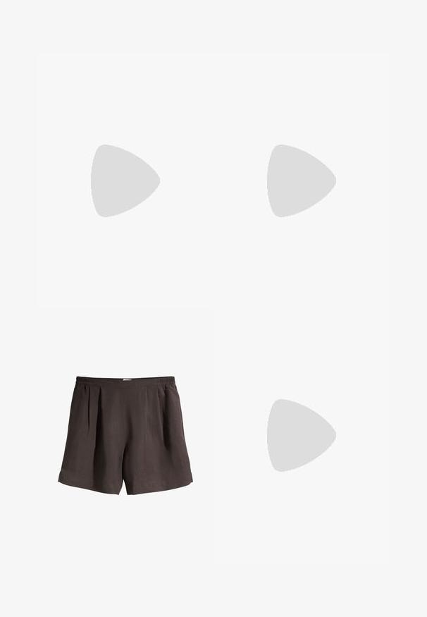 Top marron sans manches en tissu texturé, avec un décolleté en V profond, une taille cintrée avec un lien, et un ourlet rufflé.; Short ample marron foncé avec une taille élastique et des plis devant, présenté sur fond blanc.; Une seule sandale tongs marron foncé dressée verticalement sur une surface pavée, avec un mur carrelé de couleur claire en arrière-plan.; Petit sac à main marron foncé couvert de rangées denses de perles avec une anse bouclée et un design frangé et texturé.
