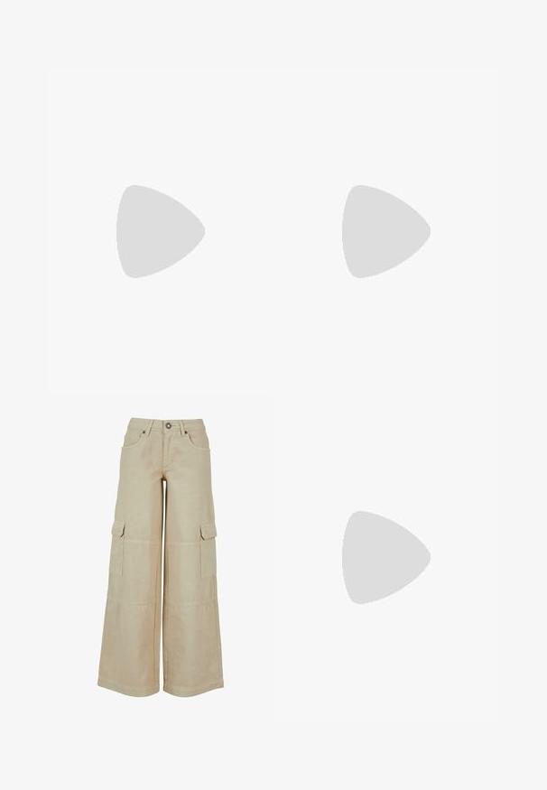 Raita ruskea ja vaaleanpunainen pitkähihaisessa polo-paidassa, jossa on valkoinen kaulus, logo-patch ja lyhennetty malli. Pehmeä puuvillakangas.; Beige cargo-housut, joissa on leveät lahkeet, valmistettu pehmeästä kankaasta. Ominaisuuksiin kuuluvat kaksi sivutaskua ja perinteinen nappisulku.; Valkoinen matalakärkinen tennari, jossa hopeinen Nike-swoosh ja rei'itetty kärkiosa, esitetty yksinkertaisella vaaleanharmaalla taustalla.; Kultakehyksiset ovaalit aurinkolasit, joissa vihreät sävytetyt linssit ja ohuet sankat, lepäävät valkoisella pinnalla.