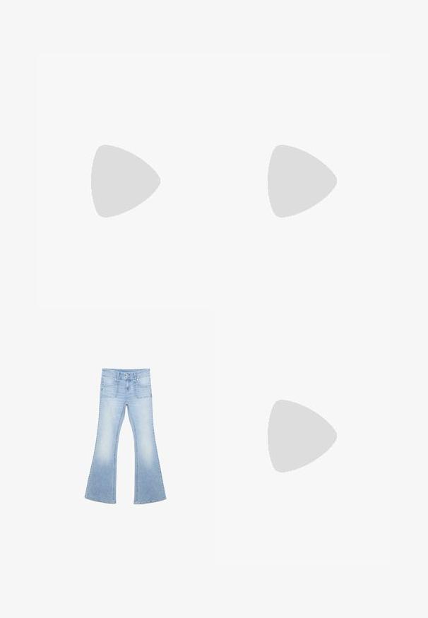 Lyserød cropped halterneck top i blød, ribbet tekstur med spaghetti-stropper og en orange accent. Har brandlogoet broderet på fronten.; Lyseblå denimjeans med høj talje, to forlommer, dobbelt knaplukning og udvidede ben.; Lyserøde platform sandaler med tre perle-stropper, en spændeomlægning ved anklen og en tyk, struktureret lyserød sål. Ideel til afslappet brug.; Denim crossbody-taske formet som et hjerte med lynlås, justerbar rem og sølvfarvede hardware-detaljer. Bærer syede detaljer og en glat tekstur.