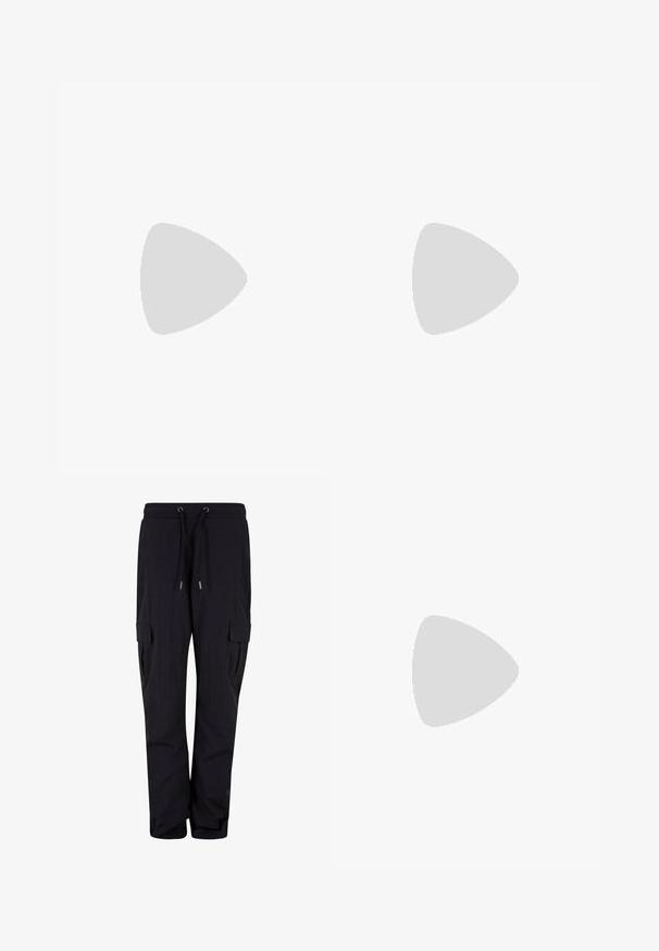 Blauw langwerpig gebreid crop top met een ronde hals. Effen textuur en aansluitend ontwerp, met een subtiel patroon overal. Merklabel zichtbaar.; Zwarte cargobroek van zachte stof, met een elastische tailleband met trekkoord en zijzakken. Rechtdoorgaand ontwerp.; Witte leren sneaker met grijze accenten, ronde neus, textuur op het oppervlak, gewatteerde kraag en contrasterend zwart swoosh-logo. Luchtkussen zool.; Zwarte rechthoekige zonnebril met donkere lenzen en dikke matte monturen. De zijstukken zijn licht taps toelopend met een gladde textuur.