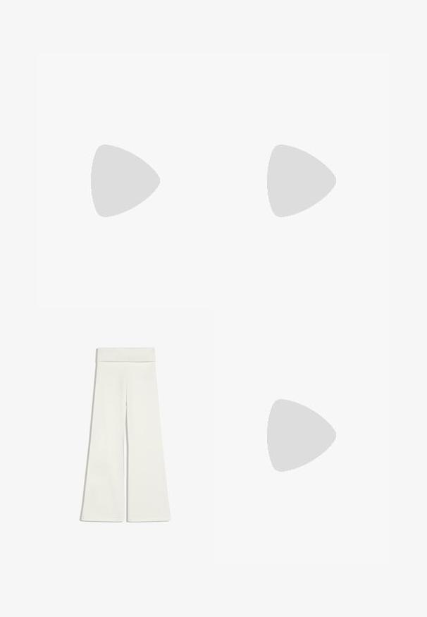 Top noir sans manches à col licou avec fines bretelles nouées derrière le cou, ajusté au niveau du torse, présenté sur un fond clair uni.; Pantalon blanc taille haute à jambes larges, avec une ceinture pliée, un devant plat, sans fermetures ni poches apparentes.; Baskets beige profil bas avec trois bandes blanches, panneaux latéraux en suède texturé, semelle en gomme et fermeture à lacets sur fond uni.; Sac à main en cuir tissé noir au design décontracté, avec une sangle nouée et une petite clou doré décoratif en haut.