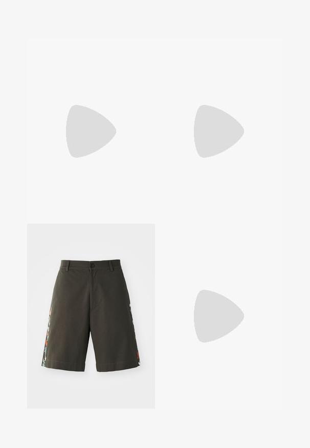 Grøn kortærmet t-shirt lavet af bomuld, med rund hals og et lille hvidt logo på brystet. Glat tekstur, afslappet pasform.; Paul Smith EMBORIDERED - Shorts - military green; Hvide og beige lavtoppede sneakers med gummisål, hvide snørebånd, detaljer i ruskind og guld "Paul Smith" logo på siden.; Farverig perlekæde med varierede former og størrelser, med metalliske accenter og små dekorative charms. Overvejende multicoloreret.