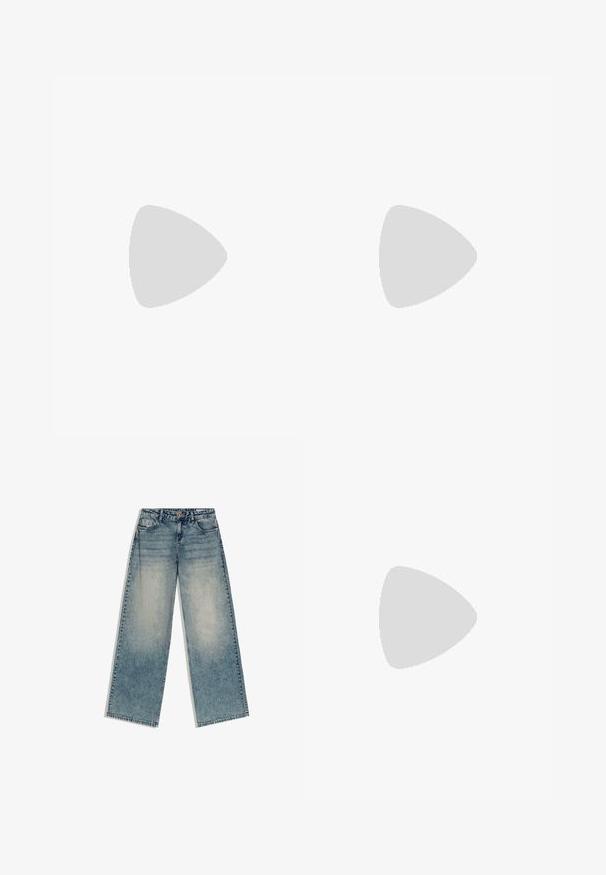 Korte mouwen polo shirt in kastanjebruin en crèmekleurige strepen met lichtblauwe accenten, met een kraag en knoopsluiting. Zacht gebreide stof.; Blauwe denim wijdere broek met een vervaagde wassing, vijfzakkenontwerp, riemlussen en knoopsluiting, plat gelegd op een witte achtergrond.; Laag silhouet bordeaux suède sneaker met beige Adidas-strepen, rubberen zool en goudkleurige "Spezial"-letters opzij, afgebeeld op een witte achtergrond.; Donkerbruine suède shopper met dunne schouderbandjes en een simpel, onbewerkt ontwerp op een witte achtergrond.