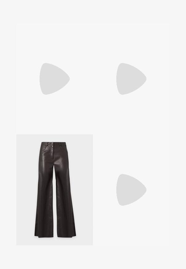 Ärmelloses Oberteil in Dunkelgrau, mit hohem Kragen, klaren Linien und glatter Textur. Einfaches Design ohne Muster oder Verzierungen.; Schwarze, hoch taillierte, weit geschnittene Hose aus Kunstleder mit Fronttaschen und Gürtelschlaufen, flach vor hellem Hintergrund dargestellt.; Schwarze Lackleder Slingback-Absätze mit spitzem Schuhblatt, niedrigem Blockabsatz und verstellbarem Knöchelriemen mit goldener Schnalle.; Dunkelbraune Handtasche aus strukturiertem Leder mit zwei Tragegurten, abgerundeter rechteckiger Form und silbernem, rundem Verschluss auf der vorderen Klappe.