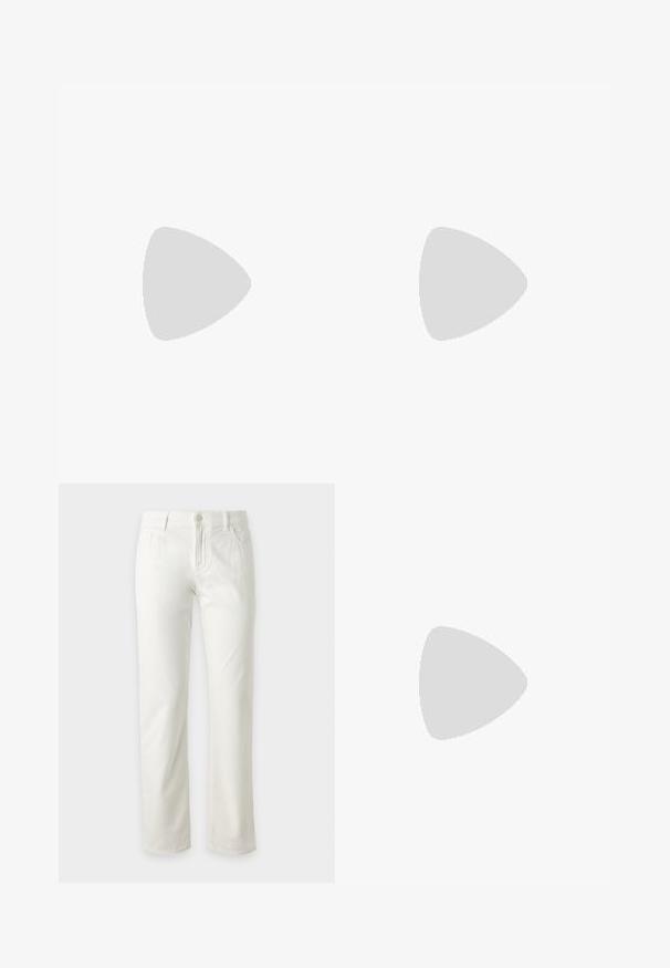 Strikket cardigan i lyserød, med V-hals, korte ærmer og et bånd ved halsudskæringen. Seks knaplukninger med ribbet tekstur.; Hvide jeans med lige ben, frontknap og lynlåslukning, bæltestropper og forlommer, vist mod en ensfarvet lys baggrund.; Burgunderfarvet ballerinasko i læder med rundet tå og let blank finish. Har en syningsdetalje ved tåen og en fleksibel sål.; Sort taske lavet af glat stof, med en struktureret form, et håndtag med guld kæde og et minimalistisk geometrisk design.