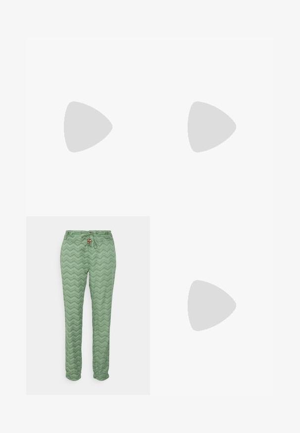 Camiseta blanca lisa de manga corta con cuello redondo, extendida y plana sobre un fondo blanco.; Ragwear TALIN CHEVRON - Pantalones - dusty green; Sandalias de ante beige con una correa curva, hebilla de tono dorado y suela de plataforma negra. Diseño plano adecuado para el uso casual.; Gafas de sol carey con forma de ojo de gato vintage, lentes marrones degradados y un acabado suave y brillante en las monturas y los brazos.