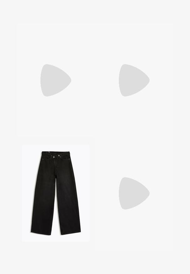 Musta halter-tyylinen crop top, jossa on etuosassa avonainen rei’itys ja röyhelöity vyötärön yksityiskohta.; Mustat korkeavyötäröiset leveälahkeiset farkut, joissa nappi- ja vetoketjukiinnitys, vyölenkit ja viiden taskun malli, esiteltynä tasaisesti valkoisella taustalla.; Musta nahkainen litteä kenkä, jossa on valkoiset raidat sivulla, pieni rusettikoriste edessä ja yksi joustava remmi päällä.; Mustaa kiiltävää nahkaa oleva käsilaukku, jossa on kaksi kahvaa, edessä vetoketjutasku, solkikoristeita ja ranneke valkoisella taustalla.