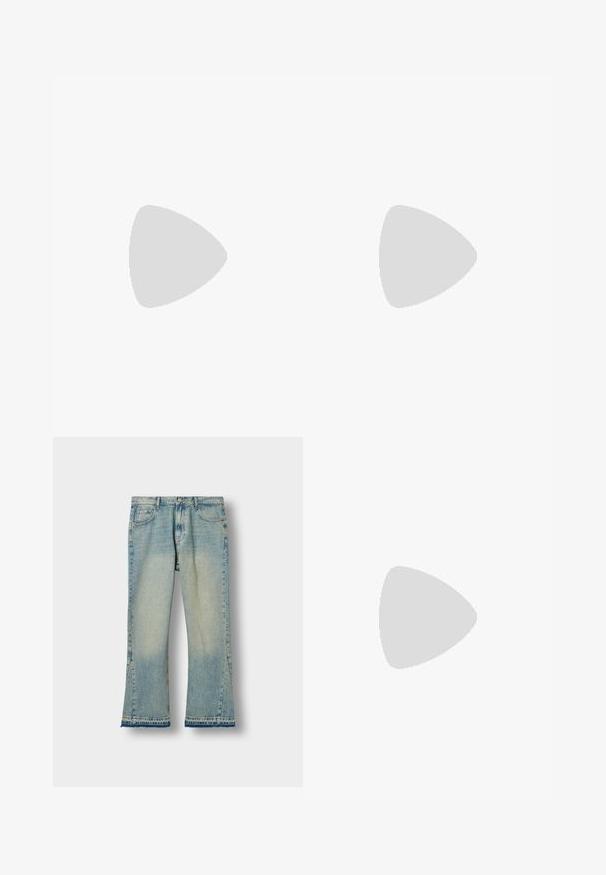 Marineblauwe katoenen T-shirt met korte mouwen. Heeft een witte grafische tekst "DAD" aan de linkerkant, in een vet lettertype. Eenvoudig en casual ontwerp.; Lichtblauwe flared jeans van denim met een vervaagde wassing, een rauwe zoom en zijsplitten, met een klassieke vijf-pocketontwerp en metalen knoopsluiting.; Beige suède lage sneaker met vetersluiting en dikke rubberen zool, gezien vanaf de zijkant op een effen witte achtergrond.; Delicaat armbandje met kleine blauwe en groene vierkante kralen en een zilveren haaksluiting op een witte achtergrond.