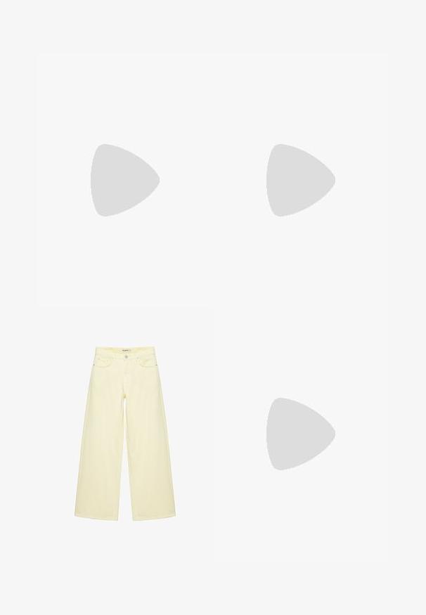 Blå sweatshirt med ribbet rund hals, der har horisontale lyseblå striber og en glat tekstur. Rent design, blødt stof.; Bukser med vide ben i cremefarve med forlommer, bæltestropper og knaplukning ved taljen.; Cremefarvede lædersneakers med tre mørke striber, en brun gummisål og en afrundet tå. Har en foldbar tunge mærket "SAMBA."; Mørkebrun læder skuldertaske med en blød, afslappet form og et snoet knudehåndtag på en ensartet hvid baggrund.