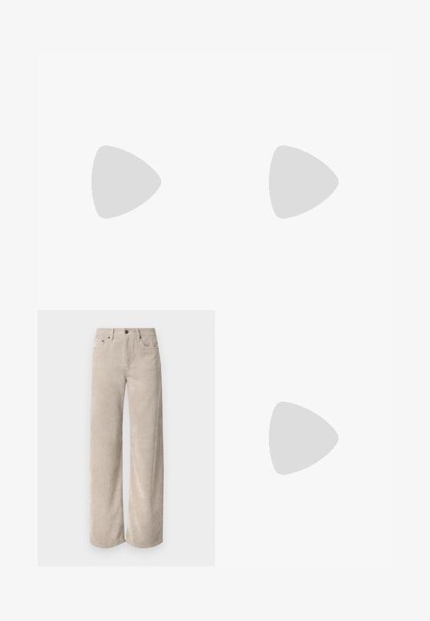 Blusa de manga larga con estampado de leopardo en marrón y negro, con un cuello redondo y puños de manga fruncidos, fabricada en un tejido suave y texturizado.; Pantalones de pana anchos beige con rayas verticales, con cierre de botón y bolsillos frontales. Tejido suave y texturizado con un ajuste relajado.; Zapatilla deportiva de cuero negro con tres rayas plateadas, punta texturizada y suela de goma. Cuenta con un collar acolchado y un diseño con cordones.; Calvin Klein Jeans SCULPTED ROUND CHAIN - Bandolera - black
