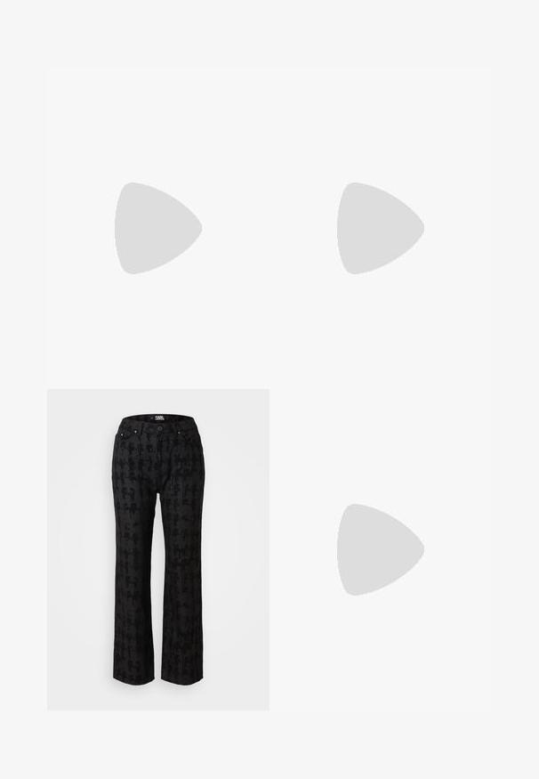 Sort bomulds T-shirt med en rhinestone grafik af en person og en hvid kat, begge iført solbriller. Rund halsudskæring og korte ærmer.; Sorte bukser med et subtilt mønster, lige snit, fem lommer og med knaplukning foran. Lavet af et glat stof for komfort.; Sort højhælet sandal med tynd ankelrem, midtfodsrem dekoreret med sølvkædeled og åben tå-design.; Sort læder skuldertaske med en buet form, prydet med perforeret logo-detajle på forsiden og en tynd justerbar rem. Lynlåslukning.