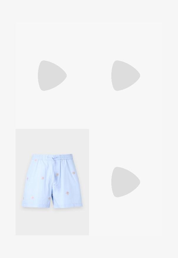 Polo bleu clair à manches courtes avec col, trois boutons et une poche poitrine, présenté sur un fond neutre.; Short bleu clair avec une taille élastique et un cordon, décoré de petites broderies florales éparpillées.; Mocassin penny pour homme en cuir noir avec talon bas empilé et bout arrondi, vu de profil sur fond gris clair.; Ceinture en cuir marron avec une boucle rectangulaire argentée, présentant une texture lisse et une extrémité légèrement effilée.