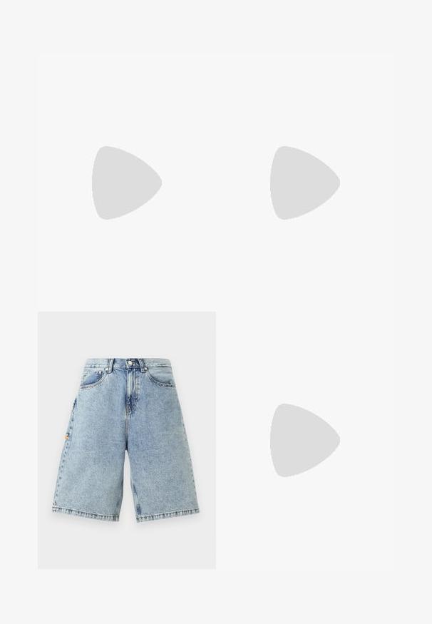 Sort-hvid kortærmet polo skjorte med krave, der har "REPLAY" logo, "981" nummer og italiensk flag emblem på forsiden.; Blå denim shorts med høj talje, løs pasform, fem lommer og synlige sy-detaljer. Glat tekstur med en lys vaskefinish.; Sort lædersneaker med hvide striber, tekstureret gummisål og snørrebånd foran. Har et brandet mærke på tungen.; Sort kompakt crossbody taske med front lynlåslomme, justerbar rem og tekstureret stof mod en ensfarvet baggrund.