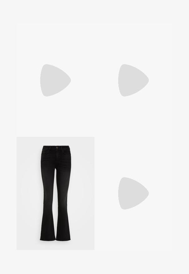 T-shirt en coton noir avec un col rond et des manches courtes. Le tissu a une texture lisse et une coupe décontractée, sans motifs visibles.; Jeans évasés noirs, en tissu denim, avec une taille haute, cinq poches et une fermeture par bouton à l'avant. Texture lisse avec un minimum de détails.; Bottine en cuir noir avec un bout pointu, une silhouette élégante et un talon carré massif. Texture lisse avec des détails de couture minimalistes.; Lunettes noires angulaires avec des verres gris ; fabriquées en plastique, avec des branches épaisses à la surface lisse et sans matériel visible.