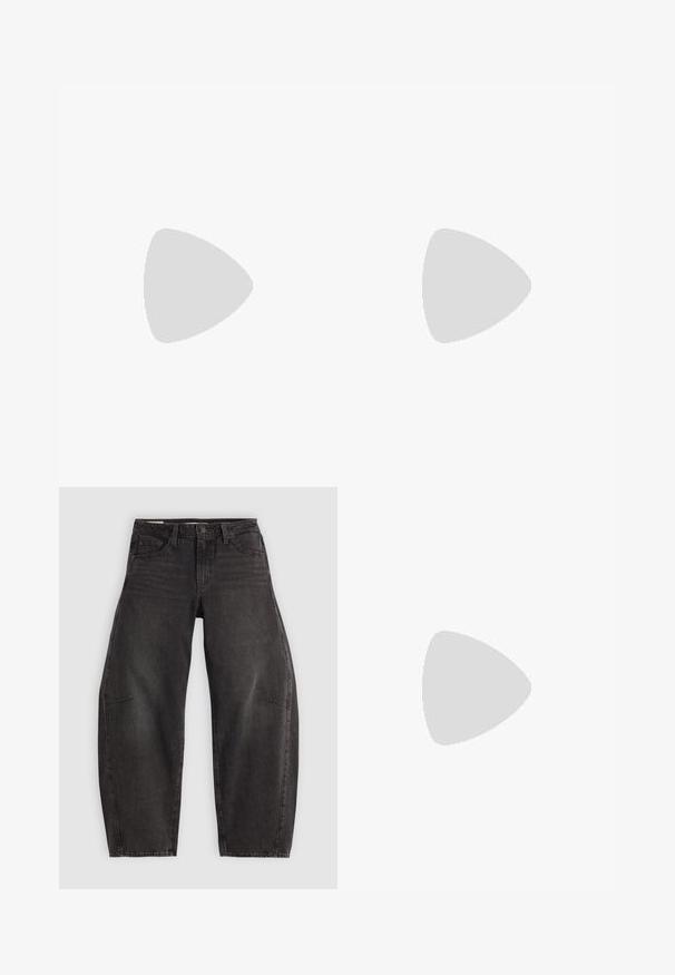 Camiseta de manga corta de color gris claro con tejido acanalado, cuello redondo y pequeño logo negro de "Pepe Jeans" en el lado izquierdo del pecho.; Jeans de mezclilla negra con un corte relajado, que cuentan con cinco bolsillos, cierre de botón y un ligero desgastado. La tela tiene una textura suave y resistente.; Piernas con leggings oscuros acanalados combinados con bailarinas negras que presentan pequeños detalles de lazo sobre un fondo blanco.; Pequeño bolso negro brillante con dos asas largas y detalles de cordón lateral sobre un fondo claro liso.