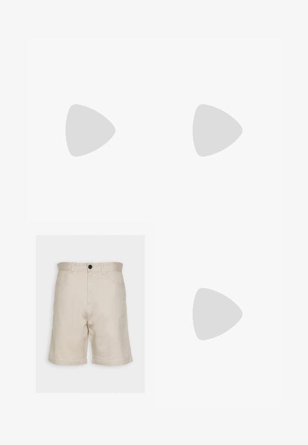 Mørkeblå kortærmet polo med krave, to-knaps stolpelukning og lille broderet logo på venstre bryst.; Selected SLHCOMFORT - Shorts - oatmeal; Beige ruskinds sneakers med hvid sål og snørebånd, vist svævende over tekstureret beige tæppe mod en blød beige baggrund.; Brune acetat solbriller med mørkegrønne linser, rektangulær form og guld accenter på stængerne. Glat struktur, minimalistisk design.