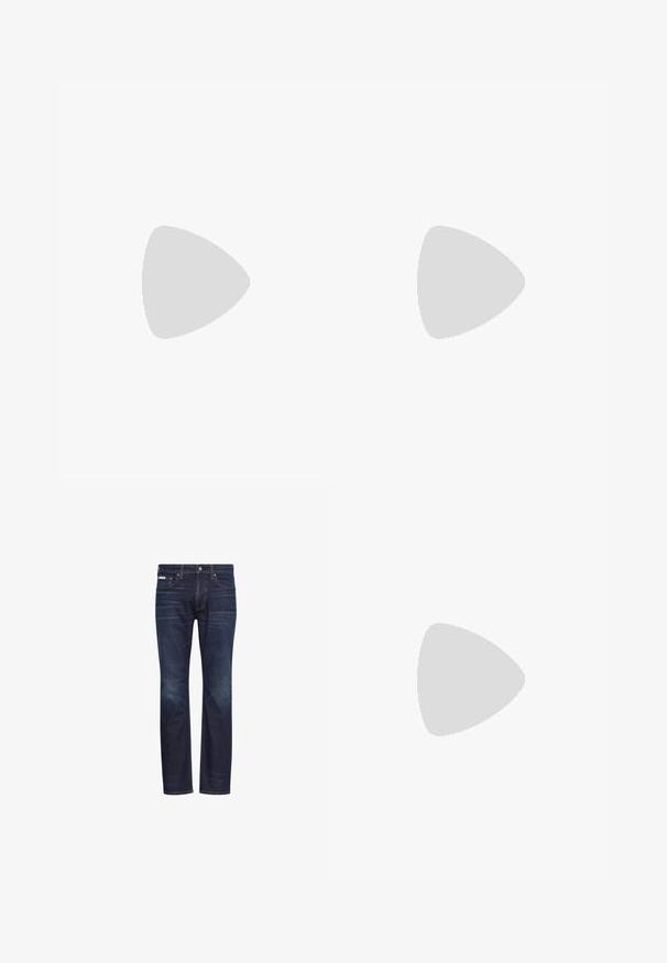 Blå polo skjorte lavet af bomuld, med en tre-knaps lukning, stribet krave i hvid, og et broderet logo på brystet.; Mørkeblå denimjeans med lige ben, der har diskrete falmninger, fem lommer og en klassisk knaplukning i taljen.; Sorte læder oxford sko med rund tå, snørebånd foran og lav, stablet hæl på lys baggrund.; Sort nylon crossover taske med justerbar rem, lynlås, frontlomme og logo i sølvfarvet tone. Flad rektangulær form, glat tekstur.