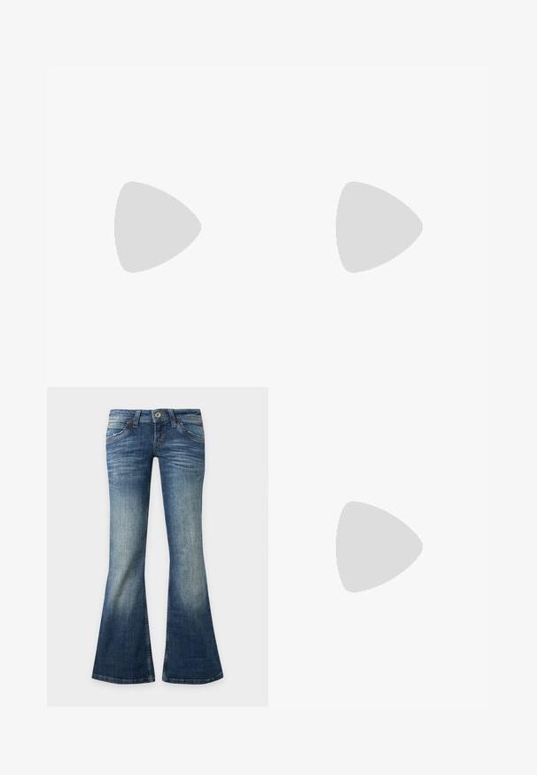 Halter-neck crop top i dæmpet grå, lavet af blødt stof, med en sammensunket buste, mesh-detaljer og et lille logo mærke ved kanten.; Blå denimjeans med falmet effekt, lav talje, forlommer og udvidede vide ben.; Sort platform-sandal med tre justerbare remme med spænder, placeret på en tekstureret blå tæppe med sløret baggrund.; Sort perlehandtaske med en buet silhuet, bærehåndtag og blank overflade. Båret med højhælede sorte sko og tætsiddende sorte shorts.