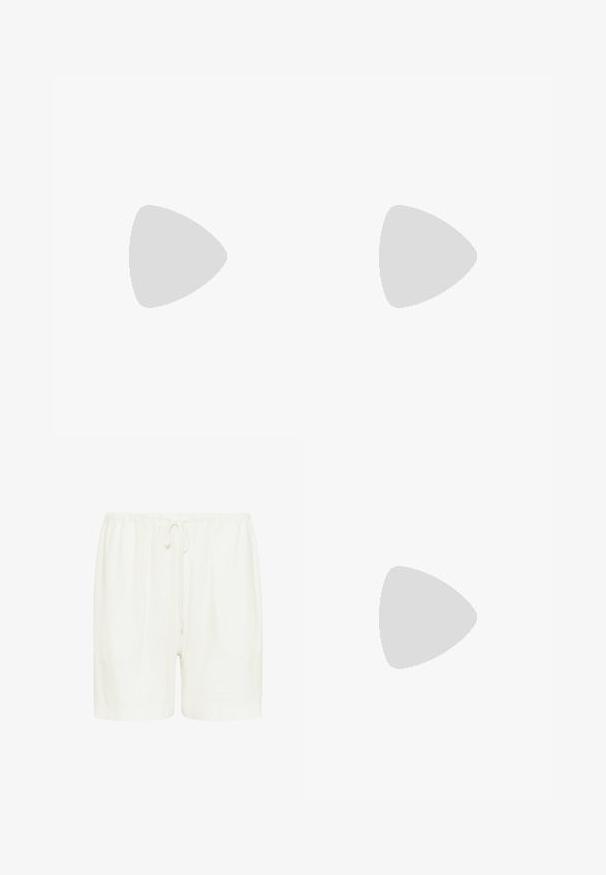 Hvid t-shirt med vandrette navy striber, rund halsudskæring, korte ærmer og en lille logo detalje på venstre ærme. Materialet er bomuld.; Hvide, lette linnedshorts med elastisk talje og snor. Lige snit og glat tekstur. Ingen mønstre eller synlige hardware.; Beige slip-on espadrille med flettet sål og hvidstribet stofbånd over toppen, vist på en hvid baggrund.; Stor stråtask med en tekstureret, beige yderside og to brede håndtag. Har et læderbånd som lukning.