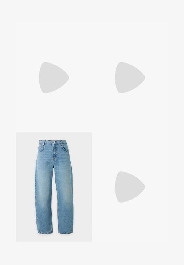 Haut sans manches en maille blanche et bleu clair avec des motifs ondulés horizontaux et un ourlet festonné, étiquette "Sandro" à l'intérieur du col.; Jean bleu clair taille haute à jambes droites avec fermeture bouton et fermeture éclair, poches avant et passants de ceinture sur un fond uni.; Sandales en cuir noir avec des accents de boucles dorées, présentant plusieurs brides et un design de semelle plate pour un port ouvert.; Sac à épaule en daim marron avec une longue bandoulière, une découpe rectangulaire de la poignée et des détails à pompons sur les côtés sur fond blanc.