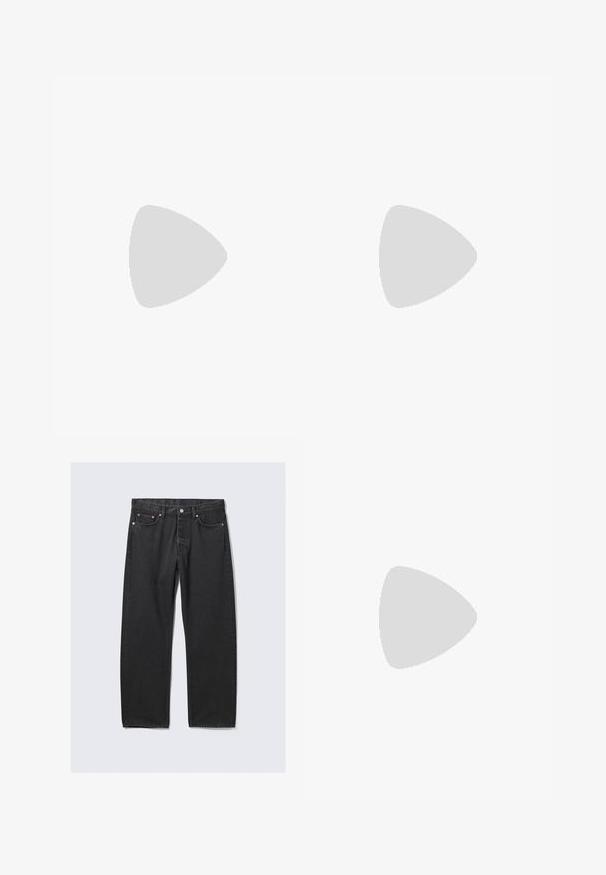 Must heermees mustsärk, millel on ümar kaelus ja lühikesed varrukad, esipoolt kaunistab valge "Calvin Klein" logo.; Mustad sirgete säärega teksapüksid, viie tasku ja nupuga sulgumisega vöökohal, tasaseks laotatuna heleda tausta peal.; Valged nahast tossud sisaldavad perforatsiooni varvaste osas, lame nöörid, pehmendatud kaelus ja Jordani logo keelega. Kanda hallide spordipükstega.; Kuldne kett kaelakee paksude linkidega ja siledaga, millel on metallist klamber mõjude kaubamärgitähistusega.
