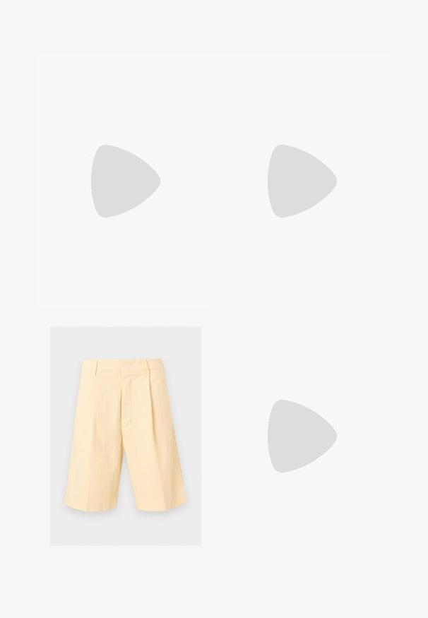 Polo en maille à manches courtes avec des rayures horizontales bleu marine et beige, bord côte à l'ourlet et aux poignets, avec un motif ajouré ressemblant à une maille filet.; Short beige taille haute longueur genou avec rayures verticales, passants pour ceinture et fermeture avant cachée.; Mocassin en cuir noir avec une finition brillante, bout arrondi, détails de couture subtils et semelle en caoutchouc épaisse pour la durabilité.; Porte-documents en cuir noir avec doubles poignées et bandoulière détachable, design minimaliste sur fond uni.