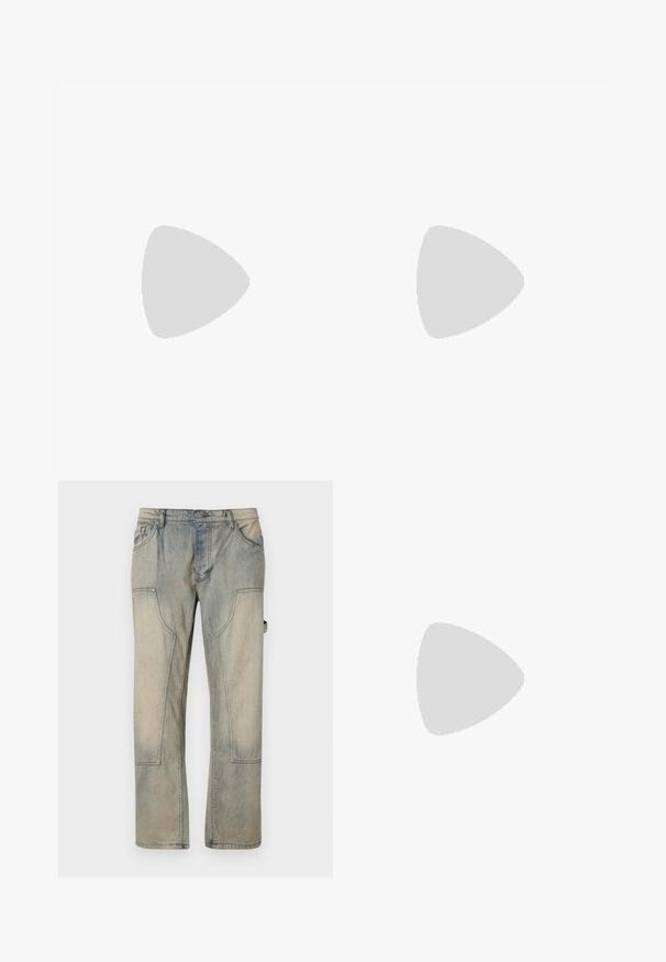 Camiseta negra de algodón, con cuello redondo y mangas cortas. Texto del logo en blanco destacado en el área del lado izquierdo del pecho. Diseño simple.; Vaqueros de un azul claro desvanecido con un ajuste holgado, que cuentan con grandes bolsillos frontales y costuras en contraste. La tela tiene una textura suave y desgastada.; Mocasín de cuero negro con tacón bajo flotando sobre una alfombra beige, junto a una mesa brillante de color ámbar en una habitación minimalista.; Pulsera de acero inoxidable plateado con eslabones entrelazados, que presenta una superficie lisa y tres acentos de color: rojo, azul y blanco.