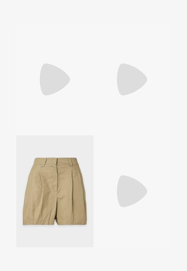 Sort kortærmet top lavet af blødt stof, med rund halsudskæring og en tætsiddende form med diskrete skulderdetaljer. Mærke synligt.; Beige shorts med høj talje med knap- og lynlåslukning, bæltestropper og frontlige folder, vist på en ensfarvet baggrund.; Slip-on sko med sort og beige geometrisk mønster, sort rem med guldbeslag, vist i luften over udendørs træfliser.; Guld hoops øreringe med en poleret overflade, der har en rund form og en hængselåbning. Glat tekstur og minimalistisk design.