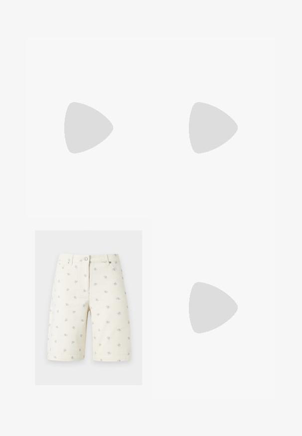 Mouwloos topje in luipaardprint, met een hoge hals. Gemaakt van een gladde, rekbare stof met een bruin en beige kleurenschema.; Crèmewitte denim shorts met kleine paarse en gele bloemenprints, een knoop aan de voorkant, lussen voor een riem en zijzakken.; Leopardprint platte slingback-schoen met spitse neus, open zijkanten en kleine zwarte hak. Materiaal lijkt glad met een lichte glans.; Bruine geweven leren handtas met witte bies, gouden ritssluiting en afneembare bruine stoffen schouderriem.