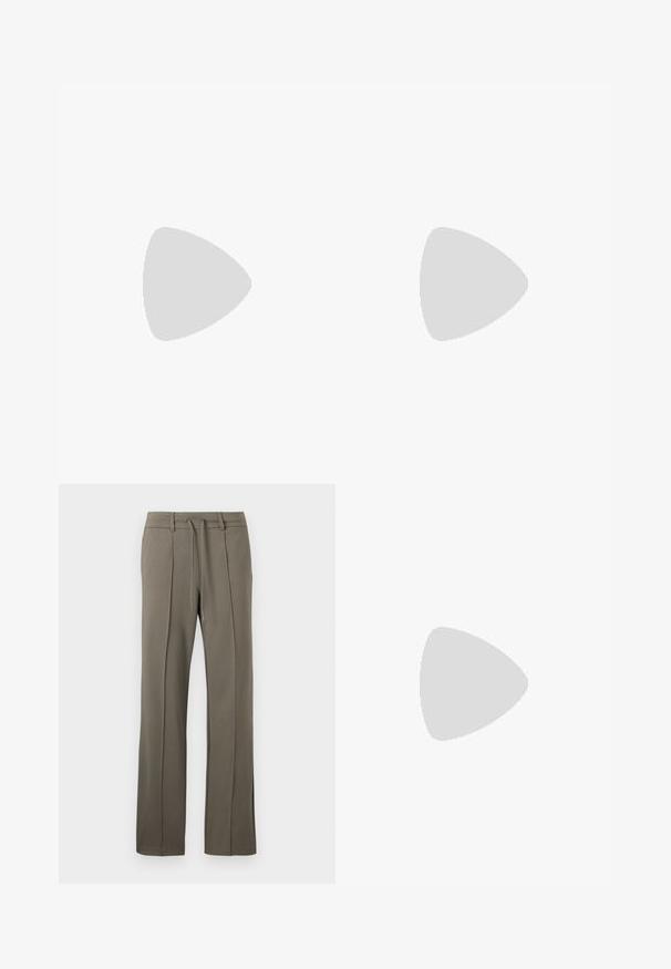 Sort draperet t-shirt lavet af blødt stof, med bred halsudskæring og korte ærmer. Glat tekstur med samlede detaljer på forsiden.; Khaki bukser med lige ben, snøre i livet og to forfold. Fremstillet af et blødt, struktureret stof.; Sort flad balletsko med dobbelt spænde, sølvøjer og en lille sløjfe nær den runde tå på en hvid baggrund.; Lille sort blank håndtaske med to lange håndtag og snøre-detaljer i siden på en ensfarvet lys baggrund.