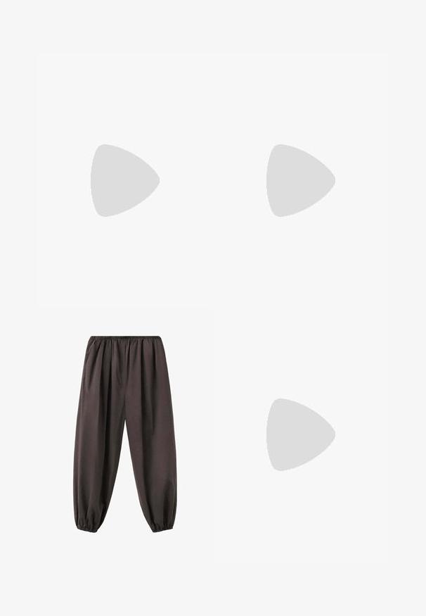 Top marron sans manches en tissu texturé, avec un décolleté en V profond, une taille cintrée avec un lien, et un ourlet rufflé.; Pantalon ample marron foncé avec taille et poignets élastiques, en tissu doux, conçu pour le confort et un port décontracté.; Mule en daim marron à bout ouvert, talon en bois incurvé de hauteur moyenne et design à enfiler sur fond blanc.; Sac à bandoulière en cuir marron de forme courbée, avec une anse fine et des coutures contrastées. Il dispose d'une fermeture éclair et de détails en métal doré.