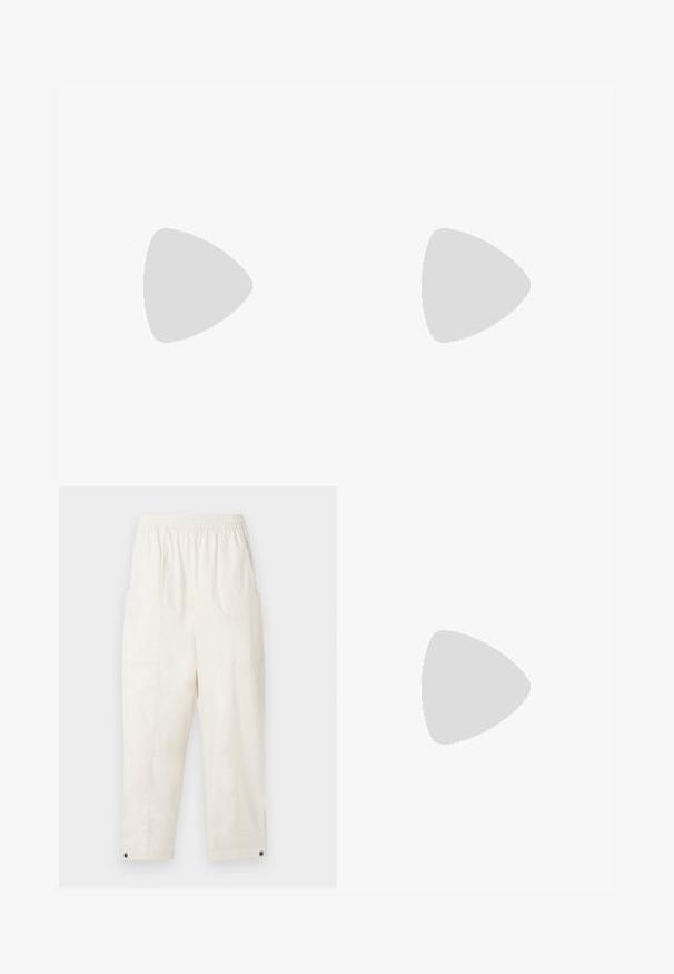 T-shirt en coton blanc, design court, manches courtes, col rond, avec un petit logo noir sur la poitrine gauche.; Pantalons amples de couleur crème avec une taille élastique, des poches latérales et des accents de boutons à l'ourlet. Fabriqués en tissu lisse.; Baskets blanches Adidas Samba avec des bandes noires et une semelle en gomme, flottant au-dessus de marches en béton gris texturé.; Sac d'épaule beige en forme de demi-lune avec une texture douce et rembourrée. Comprend une bandoulière réglable et une fermeture éclair sur le bord supérieur.