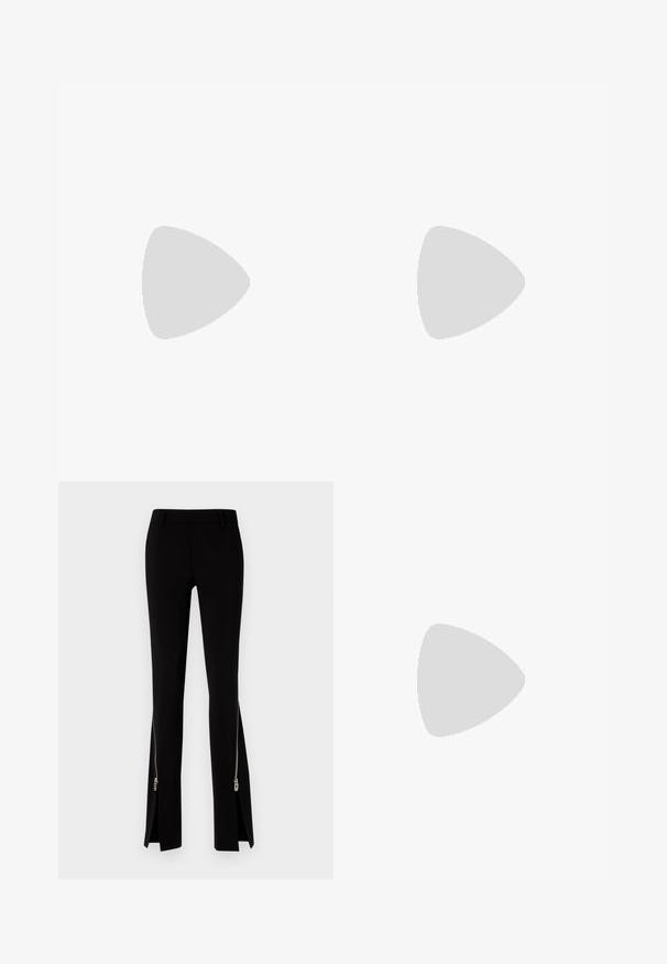 Weißes Baumwoll-T-Shirt mit schwarzem Text "Just Cavalli" in strukturiertem Finish. Klassischer Rundhalsausschnitt und kurze Ärmel.; DSQUARED2 ICON TRUMPET PANT - Stoffhose - black; Schwarze High-Heel-Sandale mit dünnen Riemen, einem Knöchelverschluss, einer glatten Lederoberfläche und einem schlanken Stiletto-Absatz.; Schwarze Handtasche mit einem Henkel, goldener Verschluss mit dem Wort LOVE und "Love Moschino"-Markenlogo auf der Frontklappe.