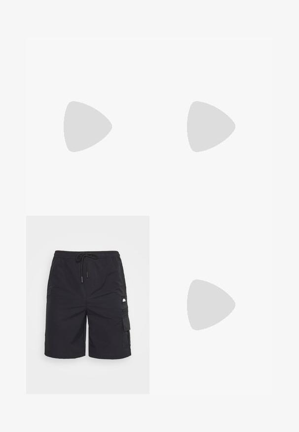 Bomulds T-shirt i dyb marineblå. Korte ærmer, rund hals, med et lille hvidt logo på venstre bryst. Glat tekstur, klassisk pasform.; Sorte cargo shorts lavet af letvægtsstof, med elastisk talje og snor, sidelommer og en afslappet pasform.; Hvide høje sneakers med et sort swoosh, struktureret grå tåhætte og flad hvid sål. Har seks snørrehuller og syede detaljer.; Sølvfarvet metal kædette med en flad, rektangulær midterdel. Kæden har et klassisk design med sammenkædede led og en glat overflade.
